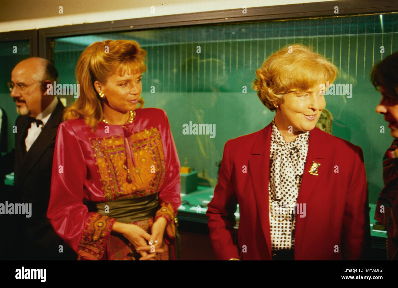 Königin Noor von Jordanien besucht mit Marianne von Weizsäcker eine Ausstellung in Köln, Deutschland 1988. Königin Noor von Jordanien und Marianne von Weizsaecker Besuch einer Ausstellung in Köln, Deutschland 1988. Stockfoto