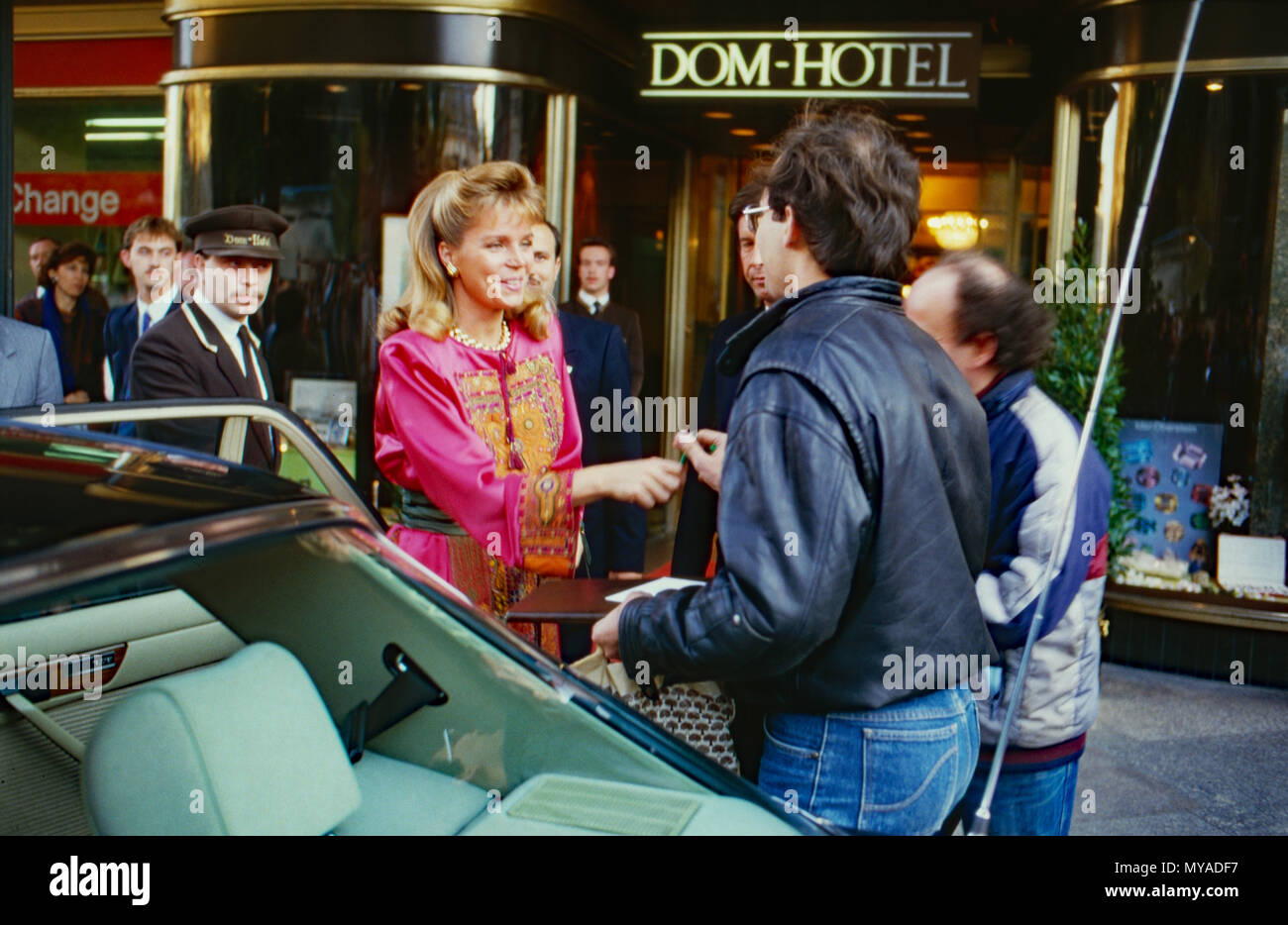 Königin Noor von Jordanien is also bürgernah Autogram vor dem Dom-Hotel in Köln, Deutschland 1988. Königin Noor von Jordanien treffen Bürger vor dem Dom Hotel in Köln, Deutschland 1988. Stockfoto