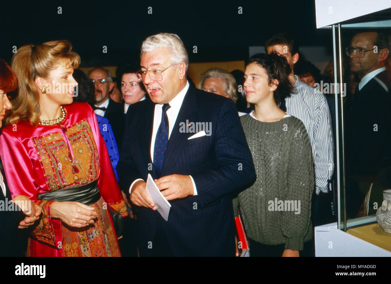 Königin Noor von Jordanien besucht mit Oberbürgermeister Norbert Burger eine Ausstellung in Köln, Deutschland 1988. Königin Noor von Jordanien Besuch einer Ausstellung in Köln mit Oberbürgermeister Norbert Burger, Deutschland 1988. Stockfoto