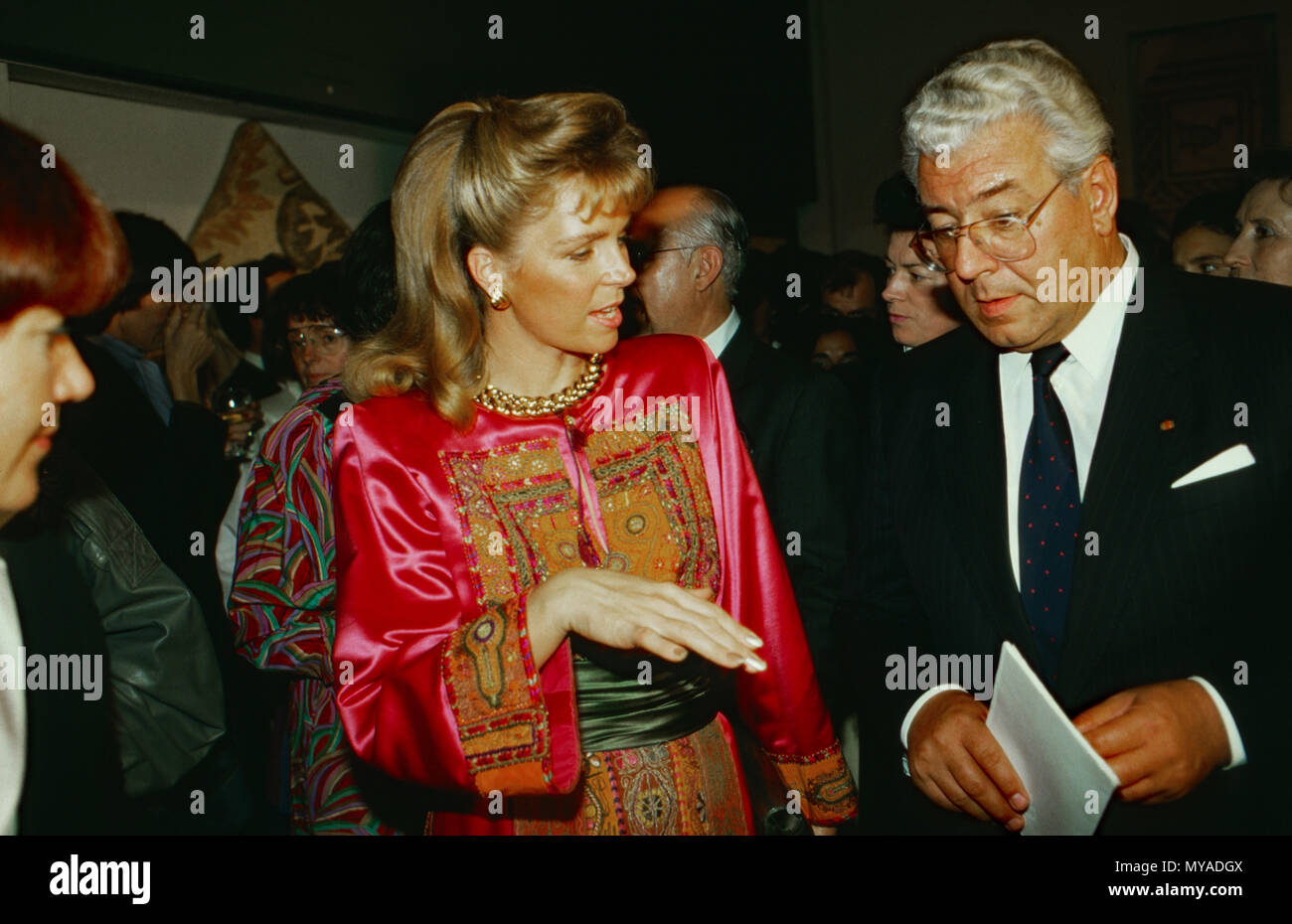 Königin Noor von Jordanien besucht mit Oberbürgermeister Norbert Burger eine Ausstellung in Köln, Deutschland 1988. Königin Noor von Jordanien Besuch einer Ausstellung in Köln mit Oberbürgermeister Norbert Burger, Deutschland 1988. Stockfoto