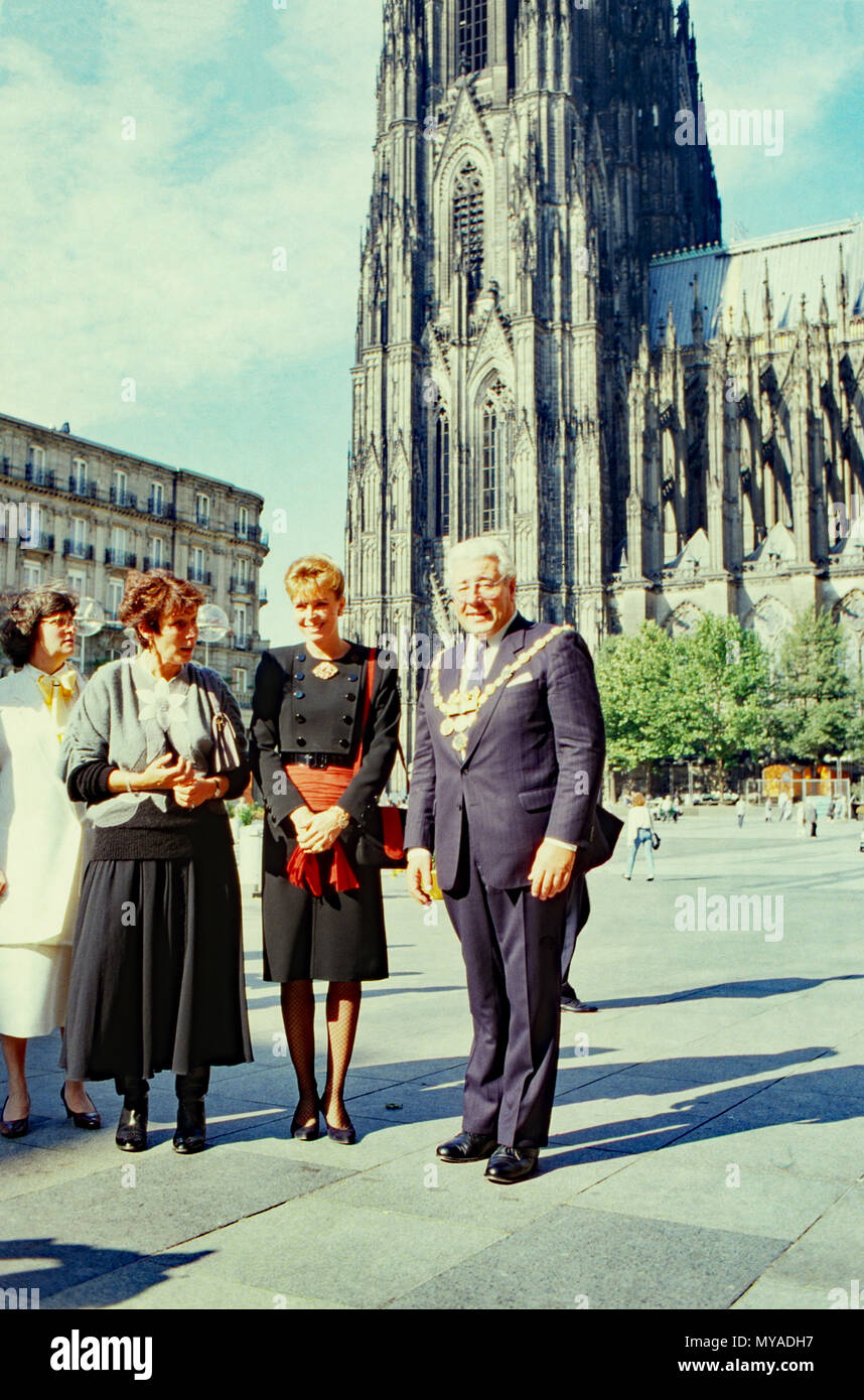 Königin Noor von Jordanien mit Oberbürgermeister Norbert Burger auf dem Roncalliplatz vor dem Hohen Dom zu Köln, Deutschland 1988. Königin Noor von Jordanien und Oberbürgermeister Norbert Burger am Roncalliplatz Platz vor dem Kölner Dom, Deutschland 1988. Stockfoto