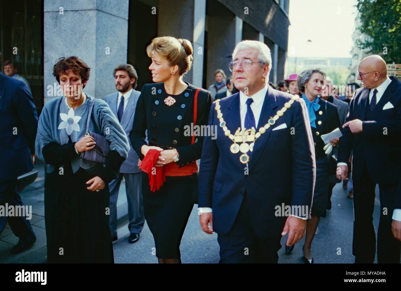 Königin Noor von Jordanien spaziert mit Oberbürgermeister Norbert Burger durch Köln, Deutschland 1988. Königin Noor von Jordanien dauert ein Spaziergang mit der Kölner Oberbürgermeister Norbert Burger, Deutschland 1988. Stockfoto