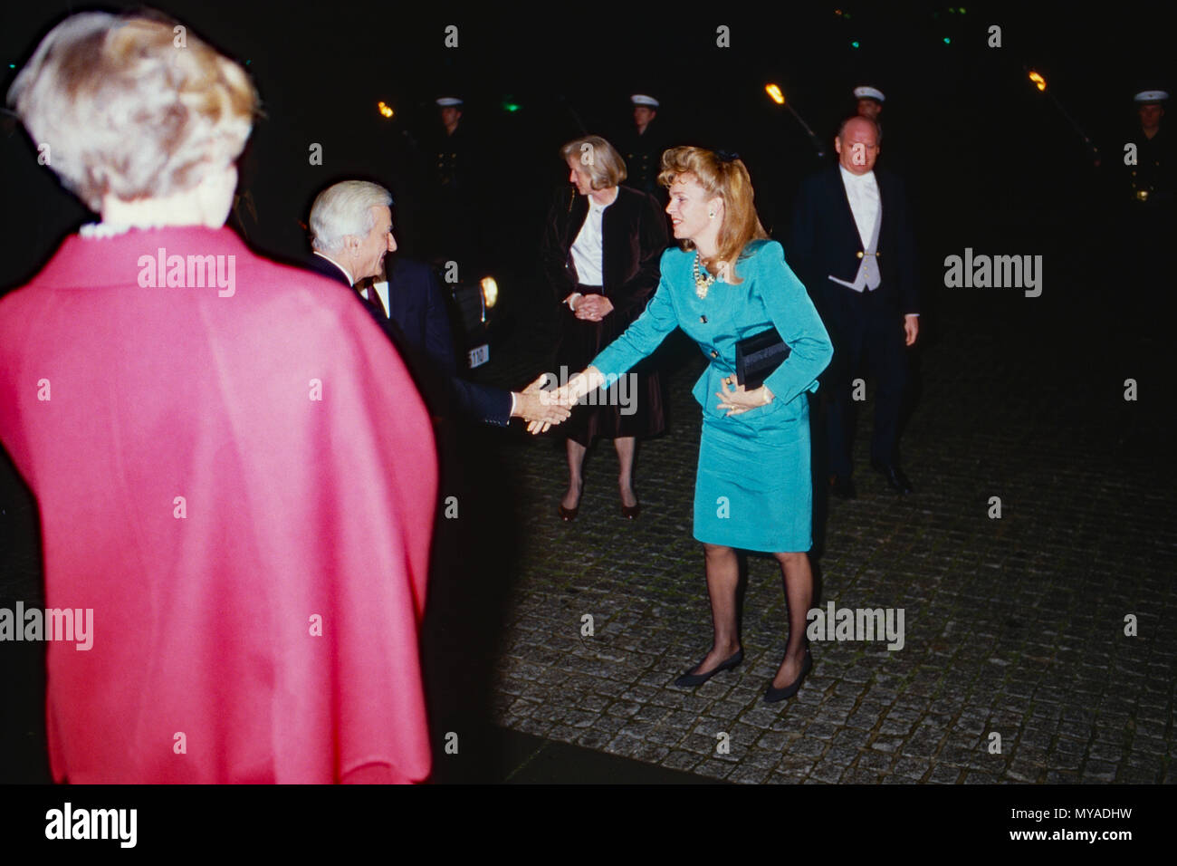 Bundespräsidenten Richard von Weizsäcker und Gattin Marianne (Rückansicht) empfangen Königin Noor von Jordanien in Bonn, Deutschland, 1988. Bundespraesident Richard von Weizsaecker und seine Frau Marianne willkommen Königin Noor von Jordanien in Bonn, Deutschland 1988. Stockfoto