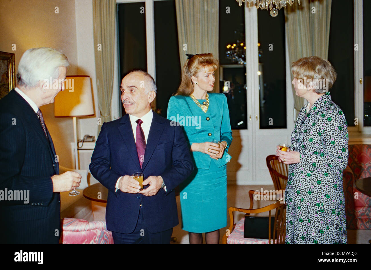 Bundespräsidenten Richard von Weizsäcker (links) und Gattin Marianne (rechts) empfangen König Hussein von Jordanien und Königin Noor in Bonn, Deutschland, 1988. Bundespraesident Richard von Weizsaecker (links) und seine Frau Marianne Willkommen König Hussein von Jordanien und seine Frau, Königin Noor in Bonn, Deutschland 1988. Stockfoto