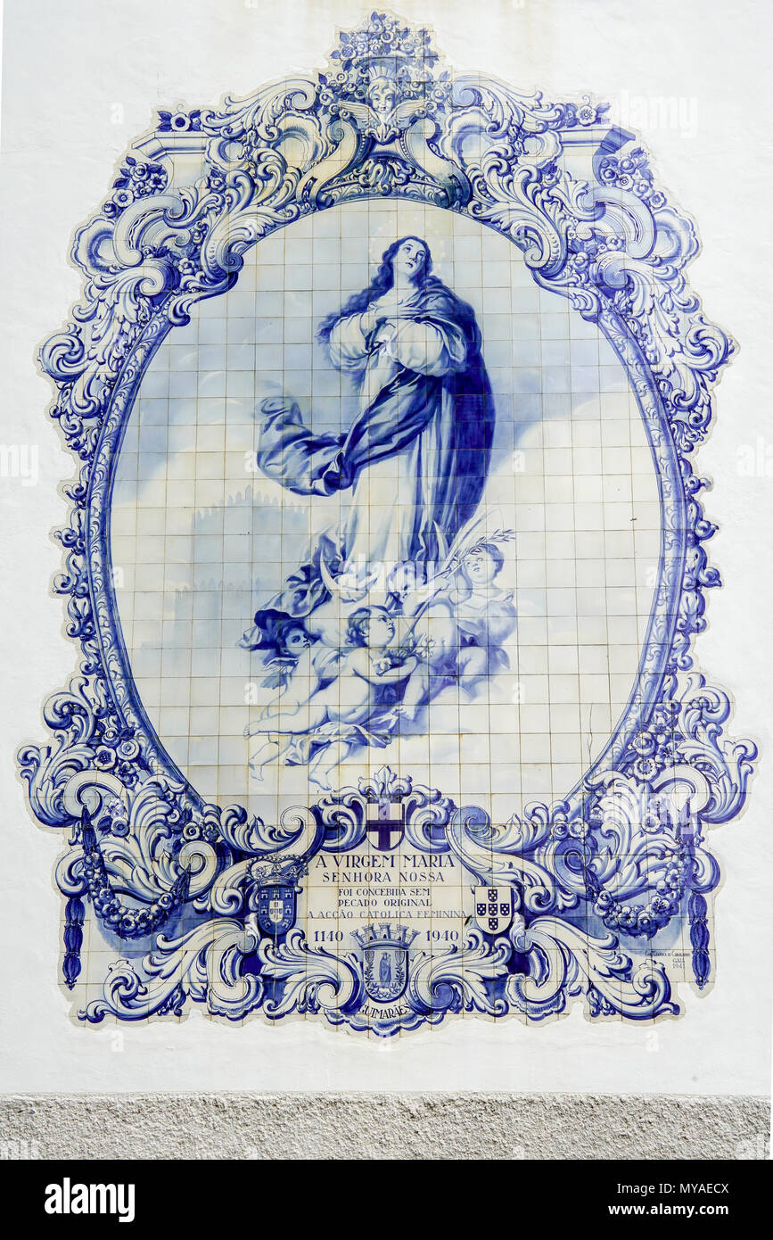 Mosaik Fliesen mit dem Bild der Jungfrau Maria an der Fassade der katholischen Kirche Nossa Senhora do Carmo, Guimaraes, Portugal. Stockfoto