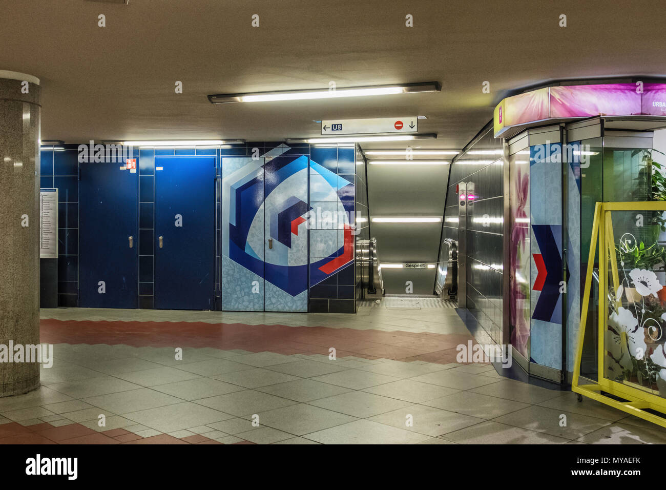 Berlin Osloerstrasse U-Bahn Station dient u 8 und u 9 Zeilen. Einrichtung mit farbenfroh rote und blaue Wände. Nach der Stadt Oslo benannt Stockfoto