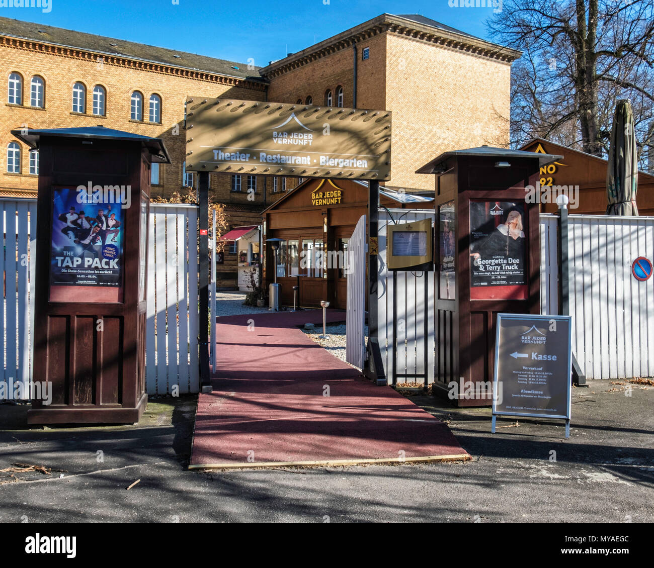 Berlin, Bar jeder Vernunft theater Restaurant und Biergarten.  Veranstaltungsort mit Spiegel tented Innenraum für Alte - Kabarett, Comedy  Stockfotografie - Alamy