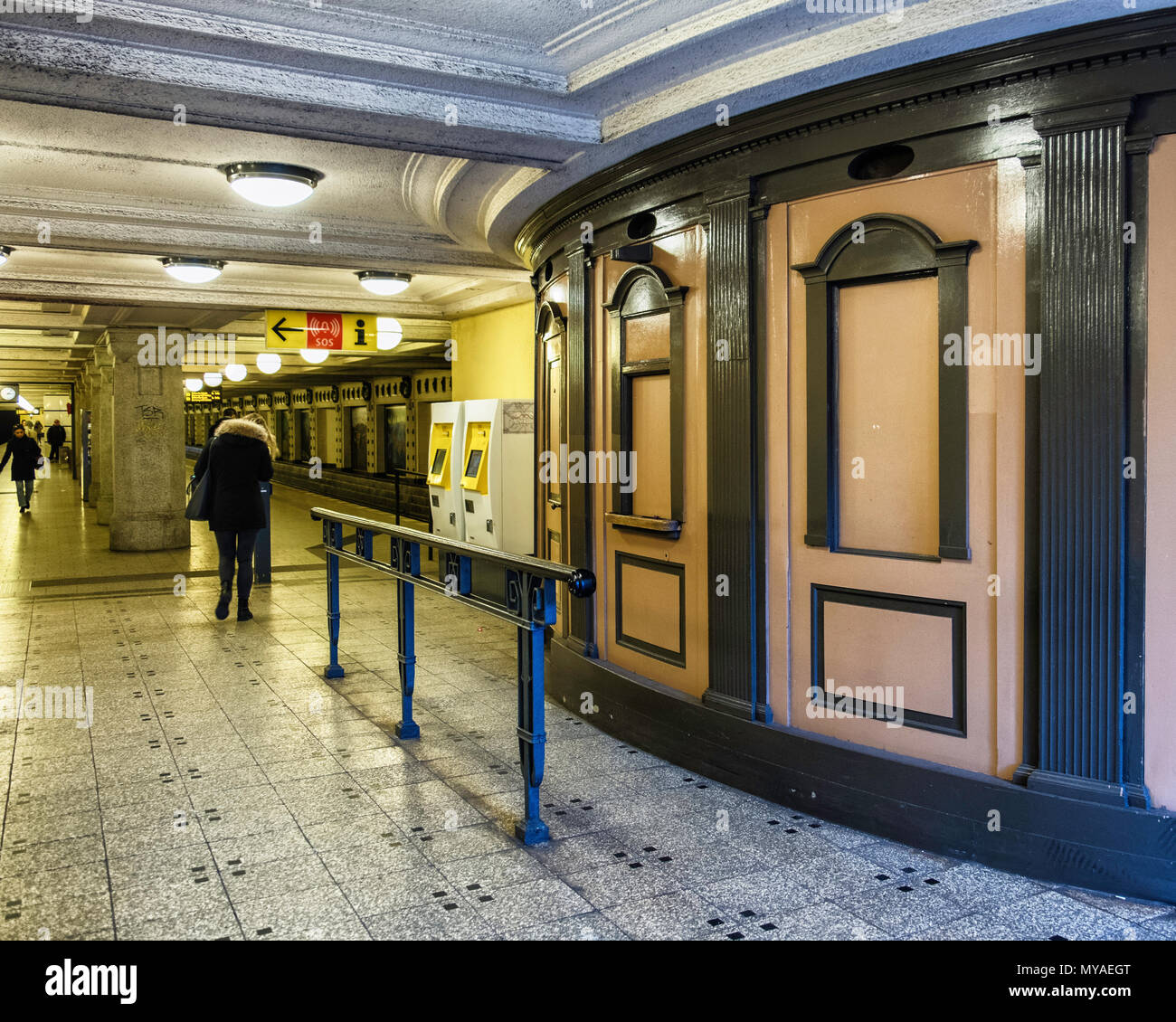Berlin Wilmersdorf. Rüdesheimer Platz U-Bahn U3 U-Bahnhof Der Bahnhof eröffnet am 12. Oktober 1913 und wie der Platz vor, ist na Stockfoto