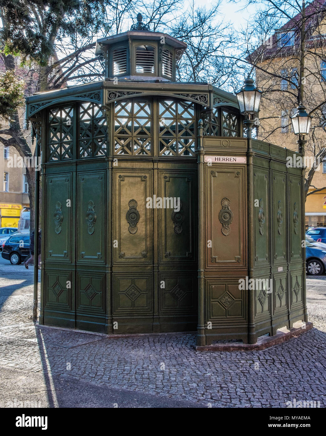 Berlin Rüdesheimer Platz. Historische wc - Café Achteck aus Resten der ehemaligen Urinal am Goslarer Platz gebaut, Octotagonal Gusseisen wc Stockfoto