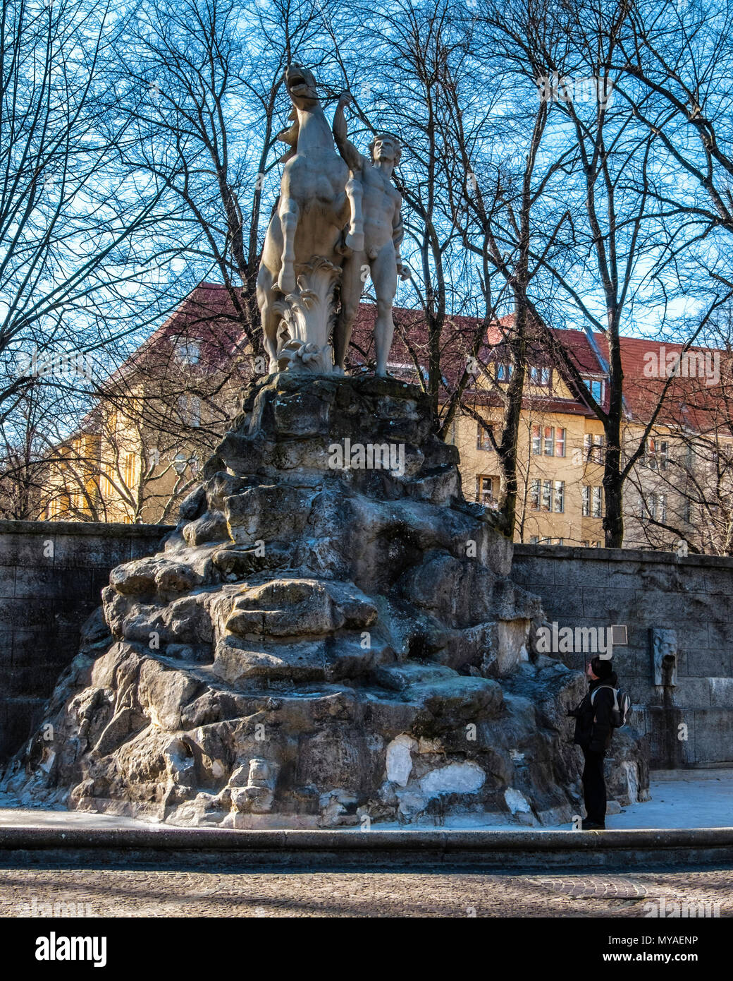 Berlin Rüdesheimer Platz. Die zentrale Figur, Siegfried der Rosslenker - Detail der Siegfried Brunnen und großen historischen Häusern Stockfoto