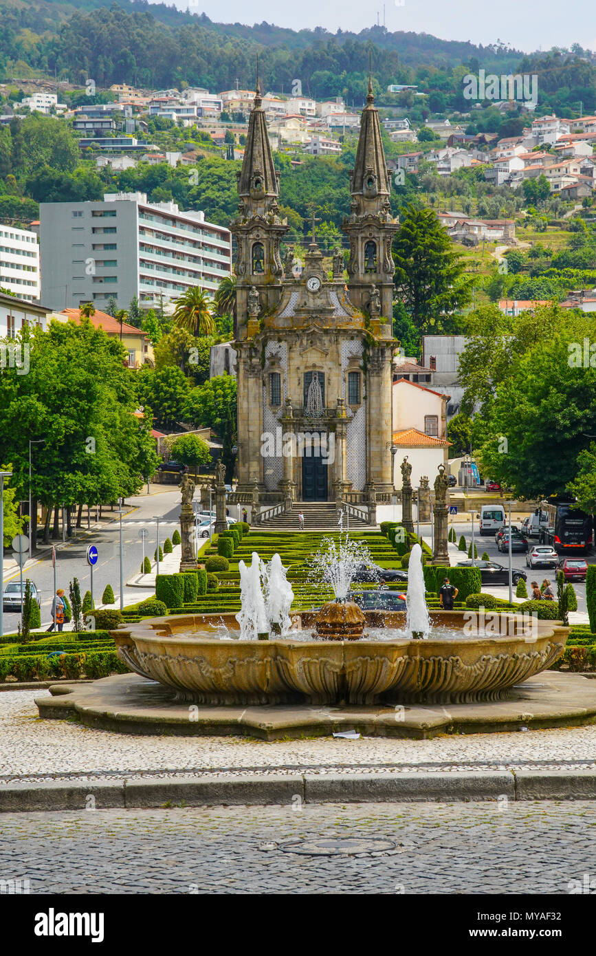 Blick auf die Westfassade der Nossa Senhora da Consolação e dos Santos Passos Kirche, Guimarães, Portugal. Stockfoto
