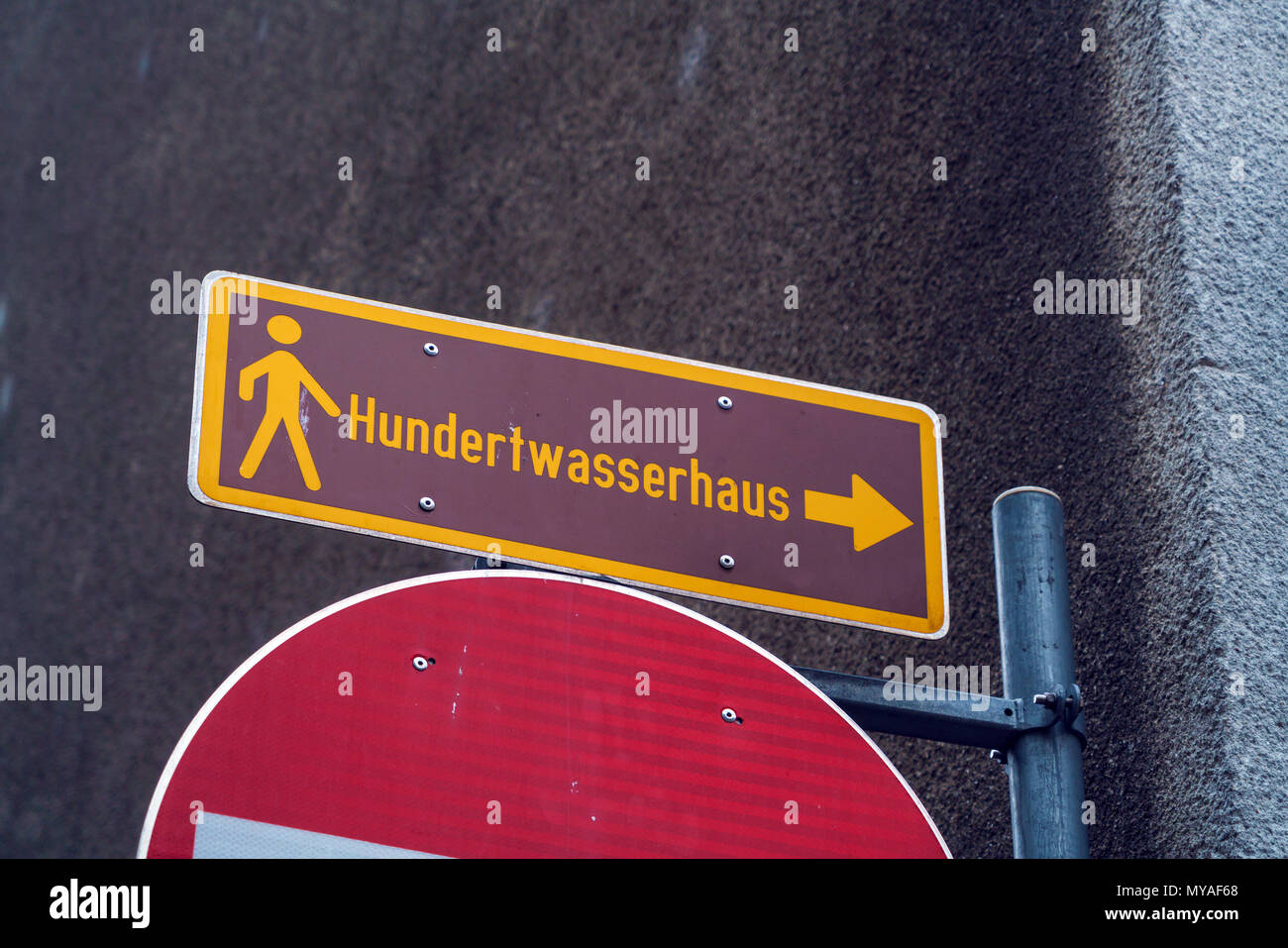 Wien, Österreich - 22. Oktober 2017: Straße Zeiger auf die Sehenswürdigkeiten der Stadt - Hundertwasser haus Stockfoto