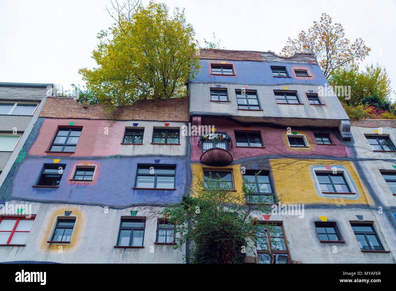 Wien, Österreich - 22. Oktober 2017: bunte Fassade des Hundertwasser haus, Sehenswürdigkeiten und touristische Attraktion center Stockfoto