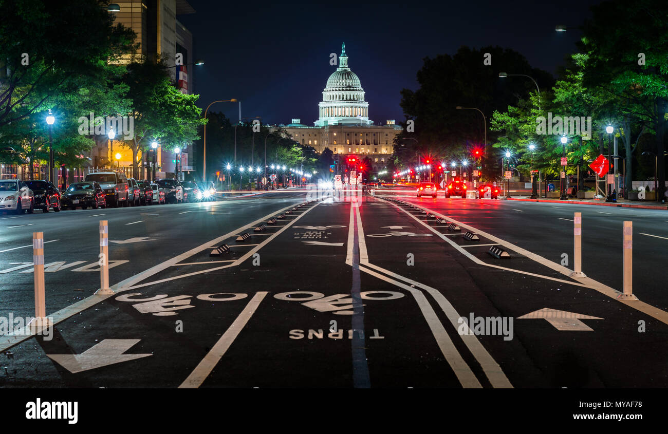 Fahrradwege an der Pennsylvania Avenue und der United States Capitol bei Nacht, in Washington, DC. Stockfoto