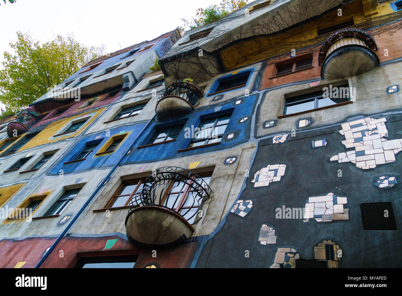 Wien, Österreich - 22. Oktober 2017: bunte Fassade des Hundertwasser haus, Sehenswürdigkeiten und touristische Attraktion center Stockfoto