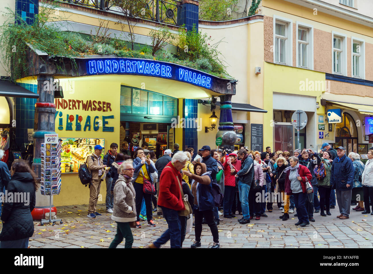 Wien, Österreich - 22. Oktober 2017: Massen von Touristen vor dem Dorf von Hundertwasser - ein Einkaufszentrum mit Souvenirs und Lebensmittel Punkte Stockfoto