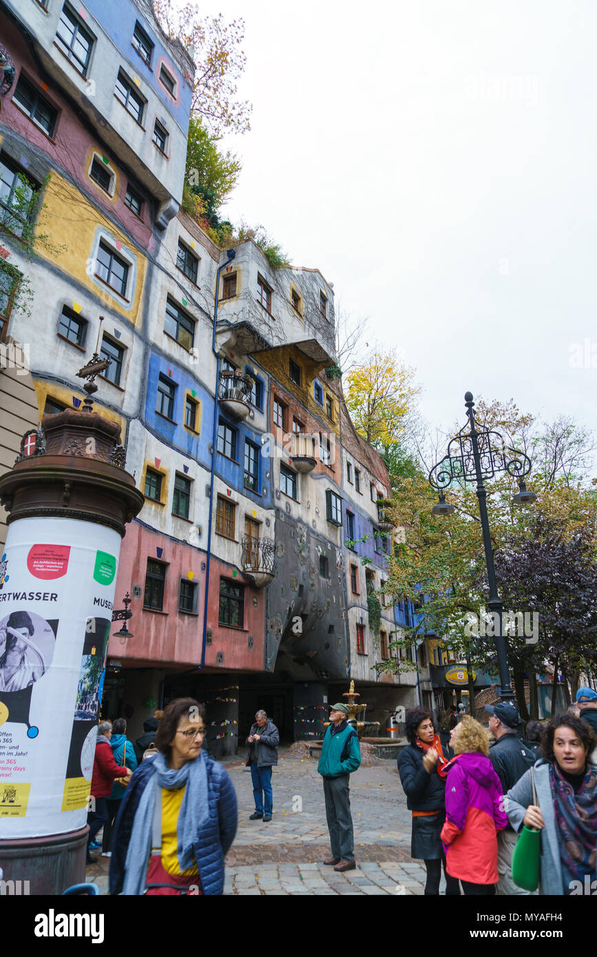 Wien, Österreich - 22. Oktober 2017: bunte Fassade des Hundertwasser haus, Sehenswürdigkeiten und touristische Attraktion center Stockfoto