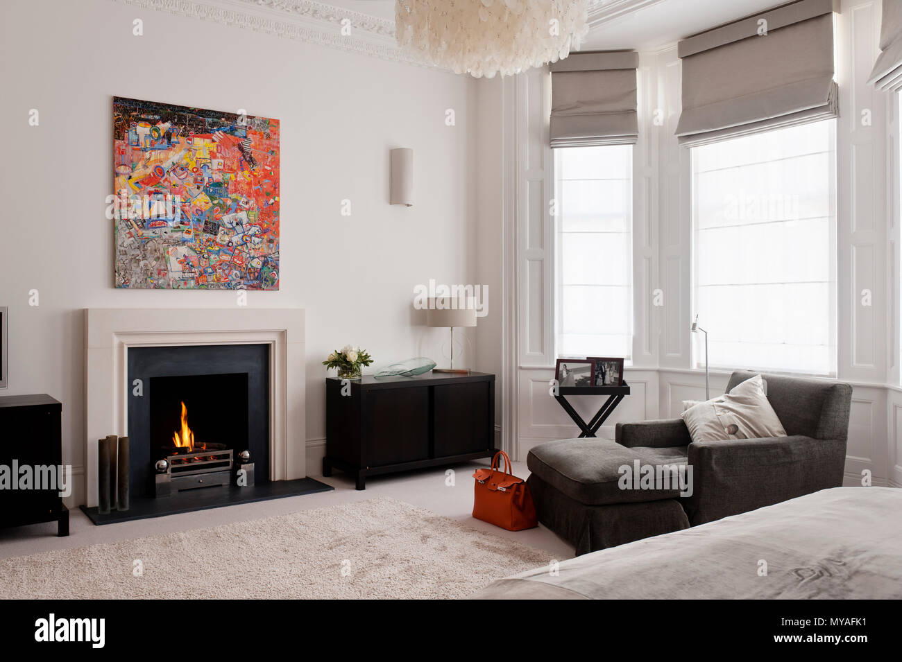 Sessel und Kamin in modernes Schlafzimmer Stockfoto