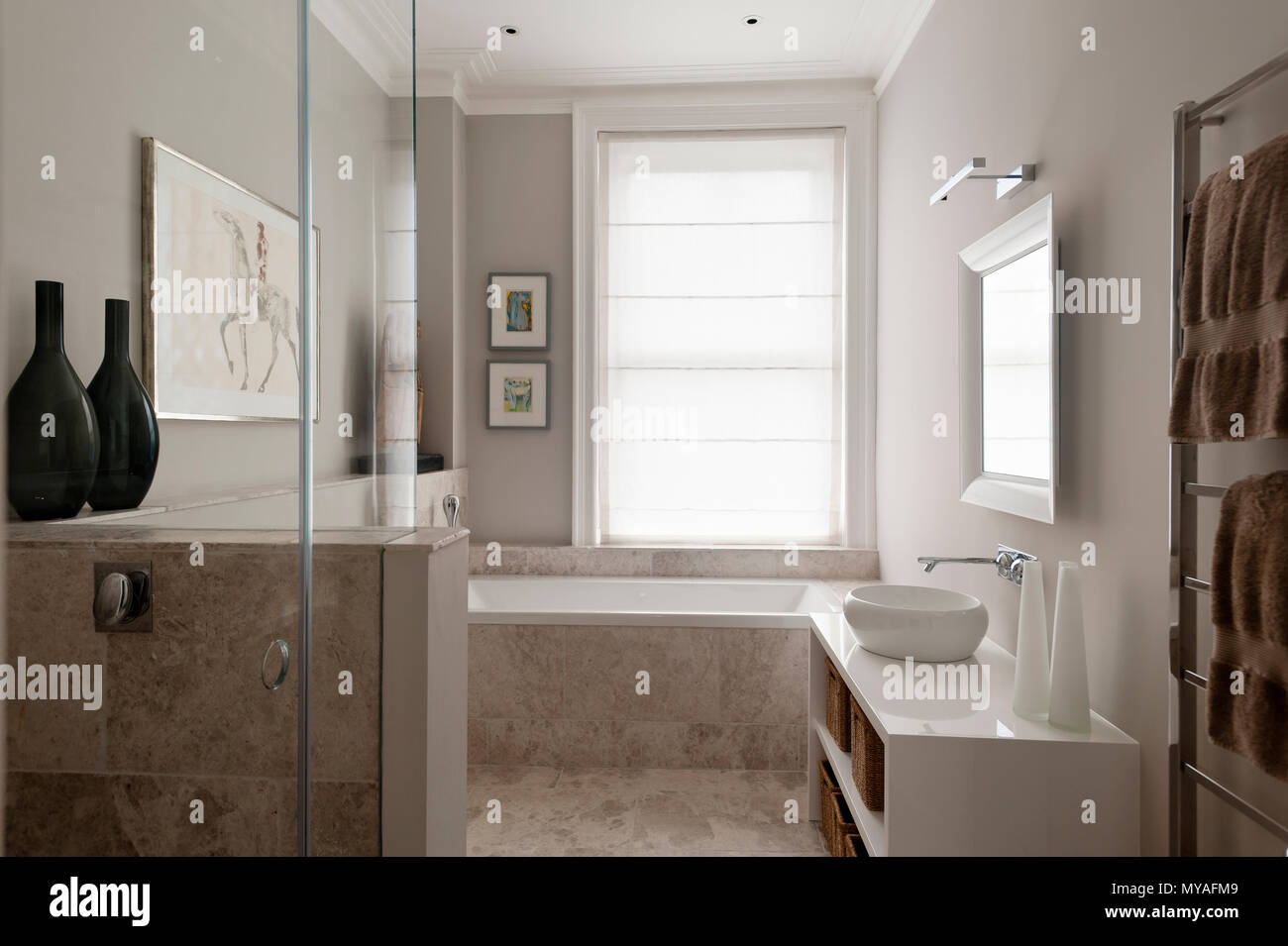Badewanne im modernen Badezimmer Stockfoto