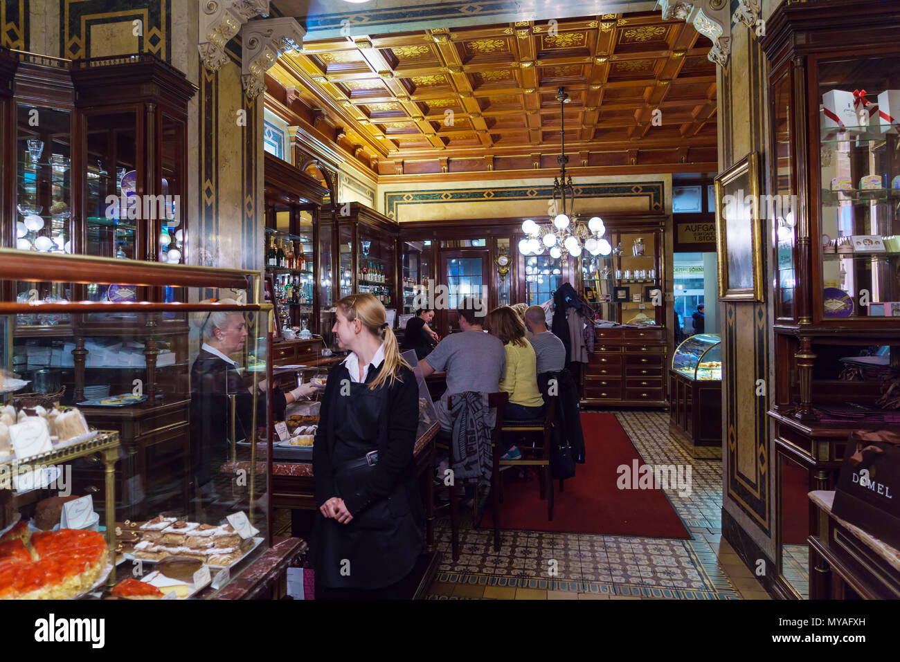 Wien, Österreich - 22. Oktober 2017: Vintage Innenraum des berühmten Konditorei cafe Demel, der Erfinder der Sachertorte Stockfoto