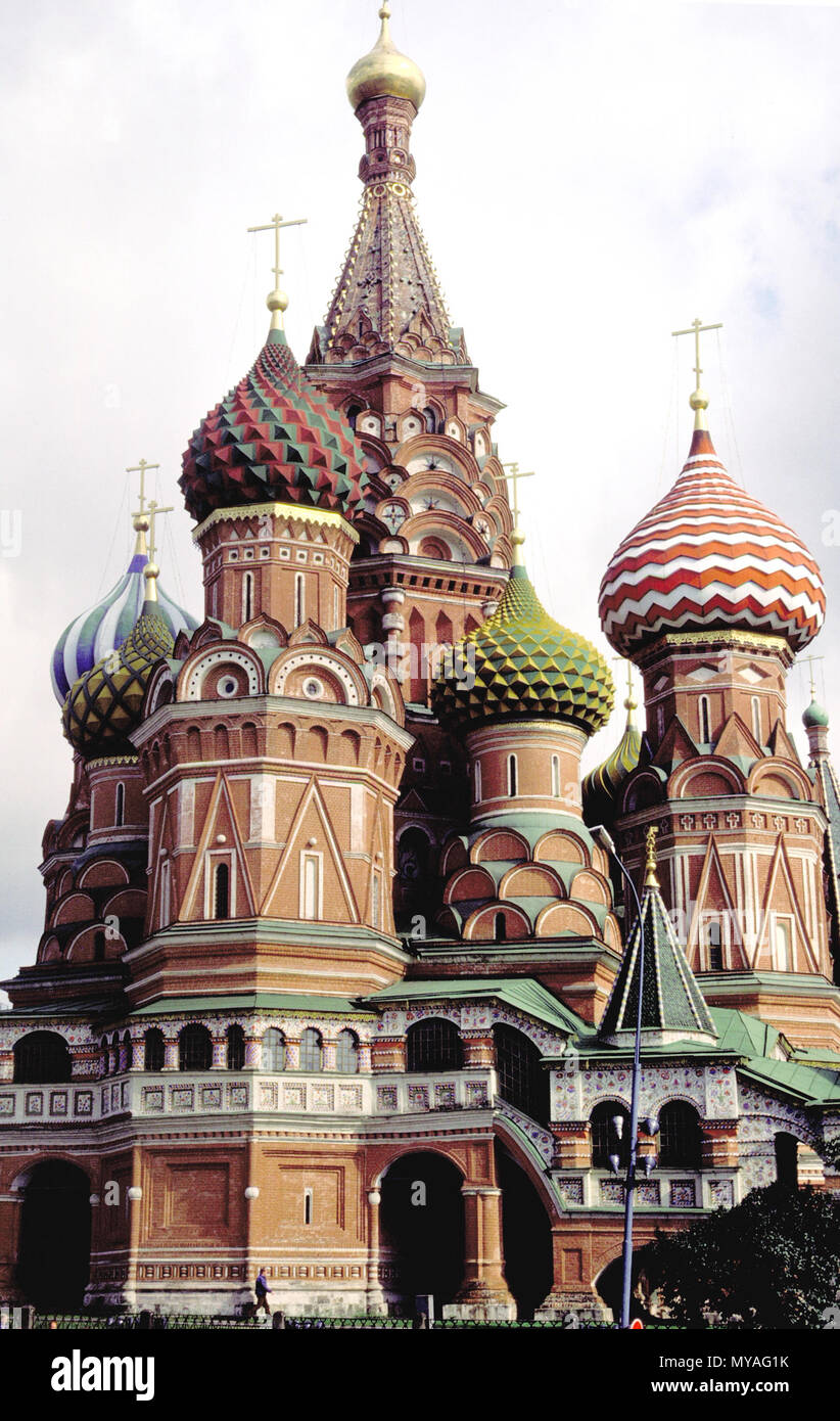 1985 Blick von der unteren Seite der Kathedrale der Fürsprache (St. Basilikum die Heilige Kirche) am südlichen Ende des Roten Platzes. Diese ehemalige Griechisch-orthodoxe Kirche ist heute ein Museum zu den sowjetischen Kommunismus. Stockfoto