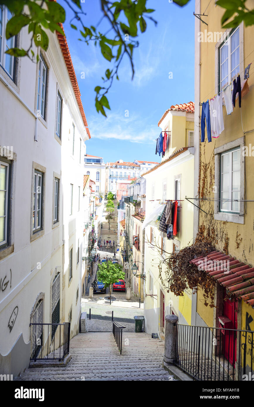 Gasse in hohen Barrio in Lissabon, Portugal Stockfoto