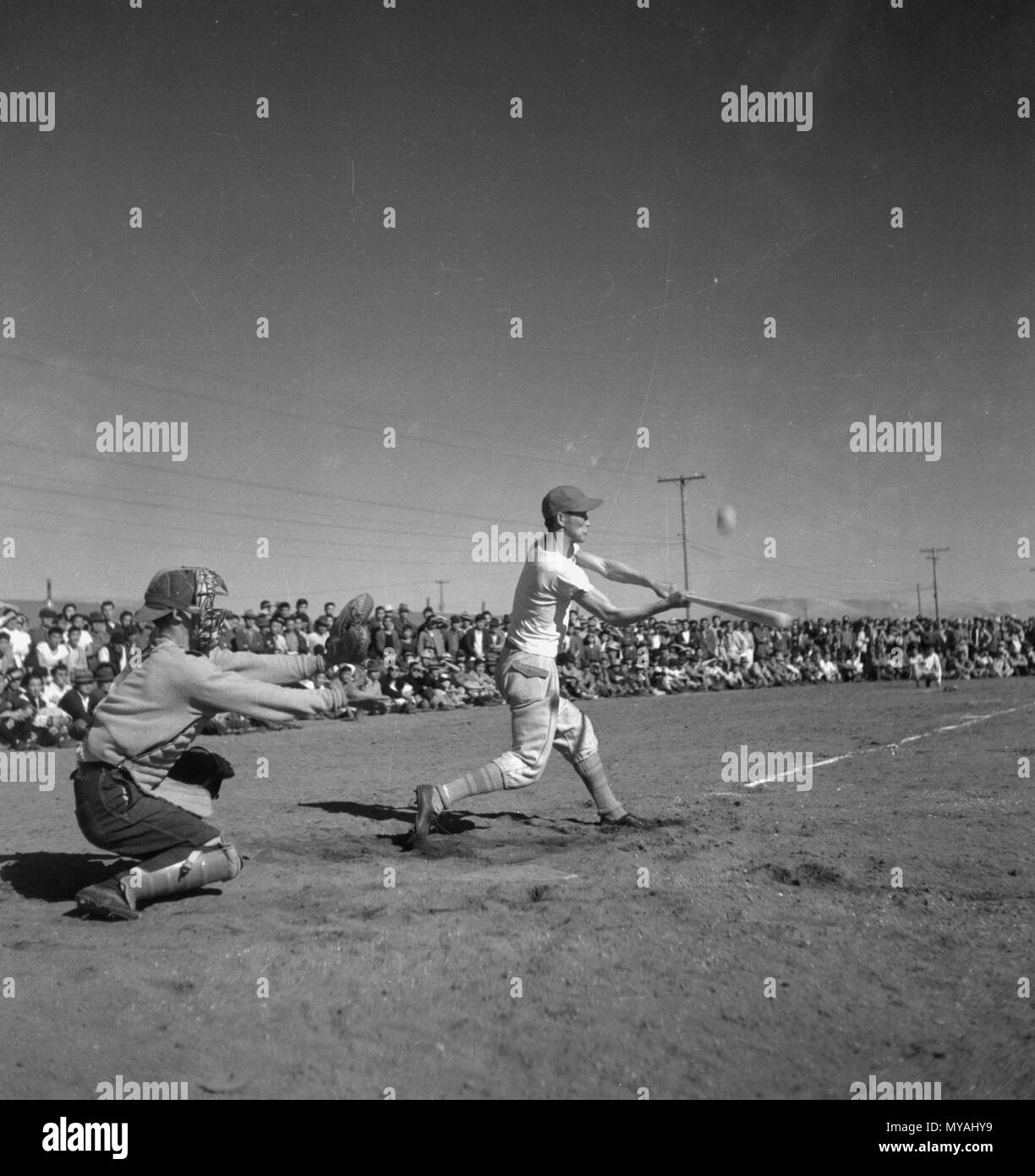 Tule Lake Segregation Zentrum, Newell, Kalifornien. Die Liga Baseball Saison 1944 erhielt unterwegs am Tule Lake Segregation Zentrum am 19. April. Project Director Ray R. Beste warf heraus die erste Kugel. Stockfoto