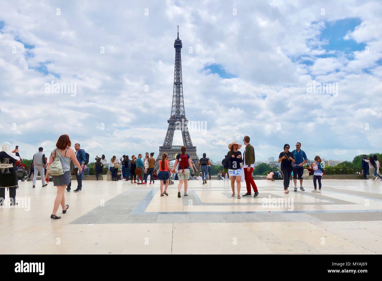 Paris, Frankreich. Heiße hellen sonnigen Frühlingstag, Mai 2018. Menschen am Trocadero mit dem Eiffelturm im Hintergrund. Stockfoto