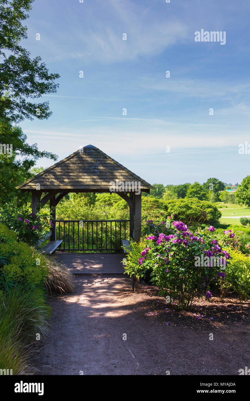 Pavillon mit Blick auf RHS Gärten Hyde Hall in Essex auf eine herrliche Sommer Morgen Stockfoto