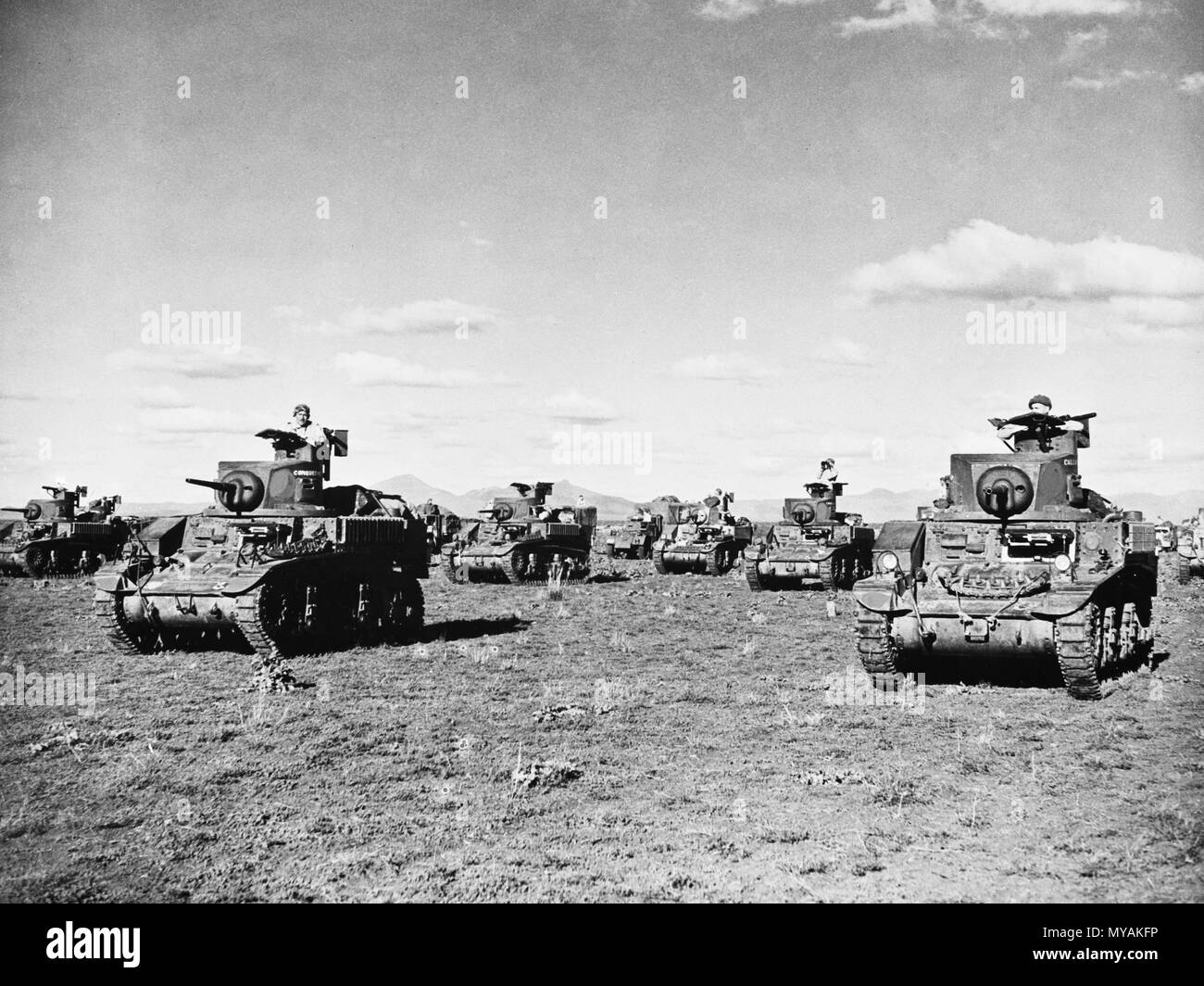 Australien im Krieg. Amerikanische leichte Panzer, bemannt von australischen Mannschaften, spielen eine wichtige Rolle bei der Entwicklung einer beeindruckenden Australischen mechanisierten Armee. Stockfoto