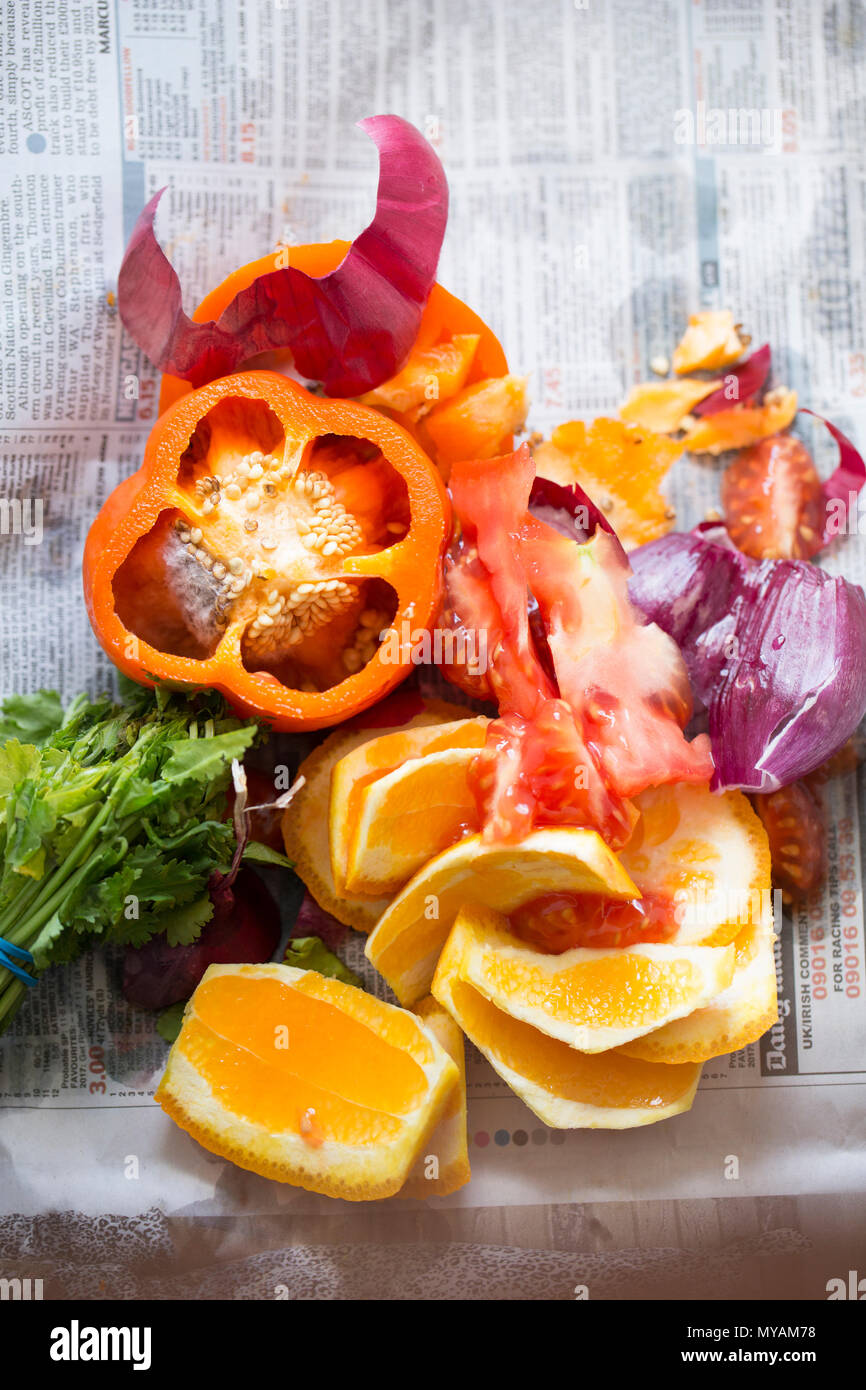 Eine Auswahl an Gemüse und Obst Peelings bereit in Zeitungspapier eingewickelt zu sein und in einem Lebensmittel Papierkorb gelegt. Großbritannien Stockfoto