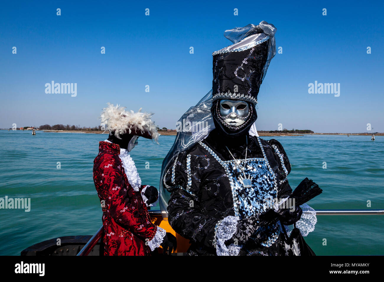 Zwei Personen im Karneval Kostüm auf die Fähre nach Venedig Burano, Venedig, Italien Stockfoto
