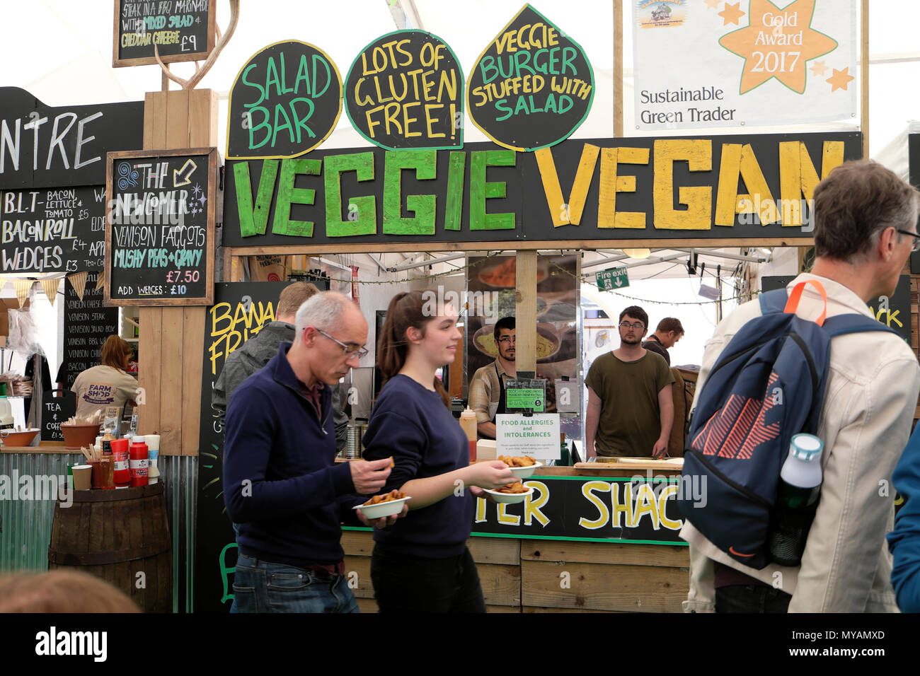 Veggie Vegan Fritter Shack Salatbar und Leute vor dem Imbissstand in der Hay Festival Food Hall in Hay-on-Wye Wales UK KATHY DEWITT Stockfoto