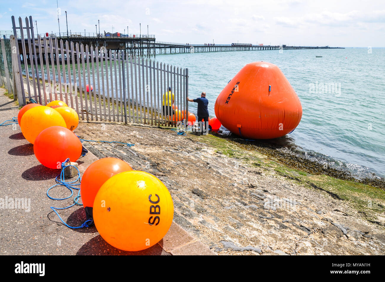 Southend Airshow aufklären. Riesige orange Markierungsbojen, die zurück an die Küste gebracht wurden, die die Flugzeichenlinie in der Themse-Mündung markiert hatten. Direkt Am Meer Stockfoto