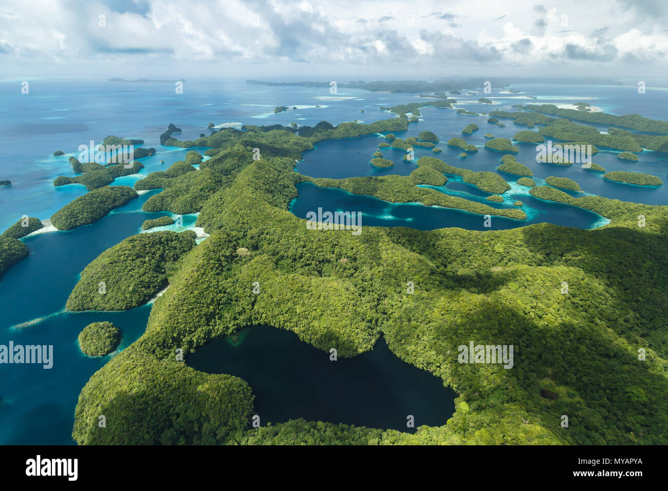 Luftaufnahme von neugierig mustern der Korallenriffe, Korallenatolle und Vegetation auf Inseln wie Sturm kommt in der Nähe von Stockfoto