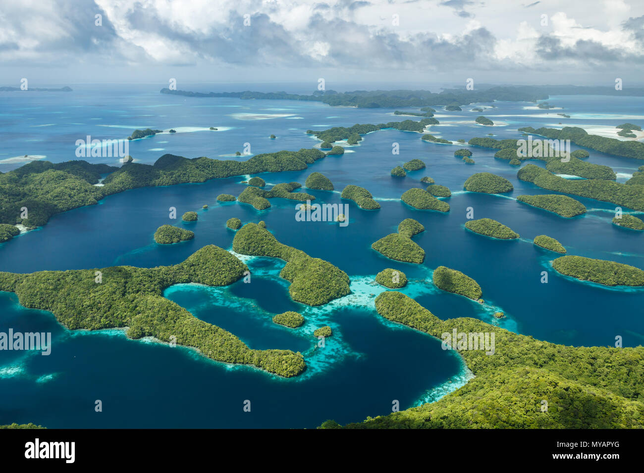 Aus der Vogelperspektive sehen Sie die üppigen Korallenatoll-Inseln, die ein verstreutes Muster im blauen Wasser des südpazifiks bilden Stockfoto