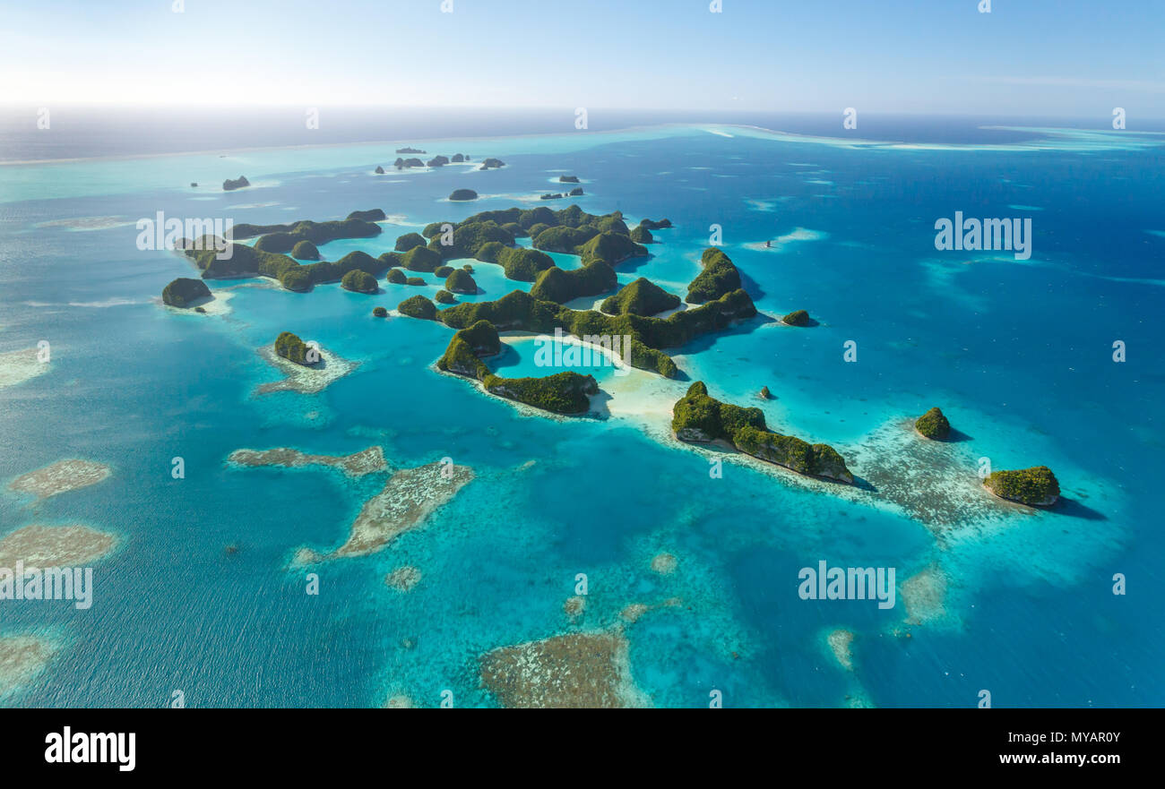 Luftaufnahme von neugierig mustern von Inseln, die durch das türkisfarbene Wasser der Südsee mit zahlreichen kleinen Korallenriffen umgeben in der Nähe Stockfoto