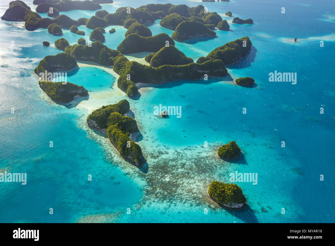 Blick aus der Vogelperspektive üppig grüne, einsame tropische Inseln im südpazifik Stockfoto