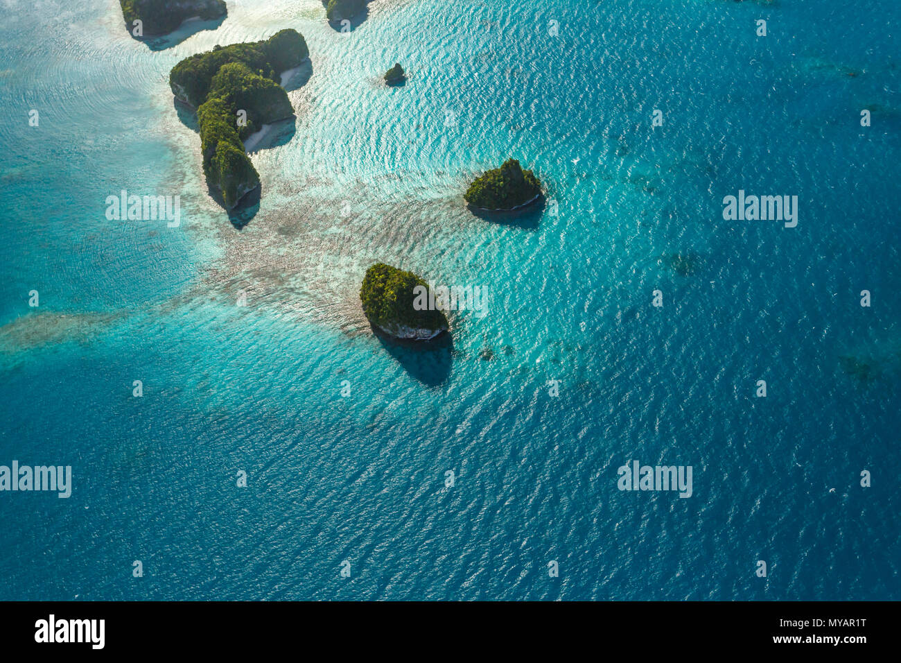 Luftaufnahme der Korallenriffe und kleine Inseln in der Mitte der South Pacific Stockfoto