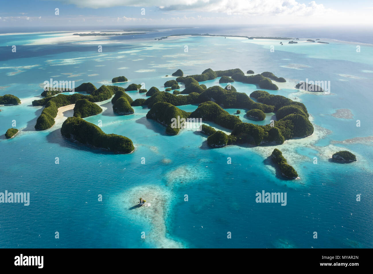 Aus der Vogelperspektive auf eine Ansammlung von Korallenatollen und Inseln, umgeben vom türkisfarbenen Wasser des südpazifiks. 70 Inseln, Felseninseln, tropischer Atoll-Park in Palua. Stockfoto