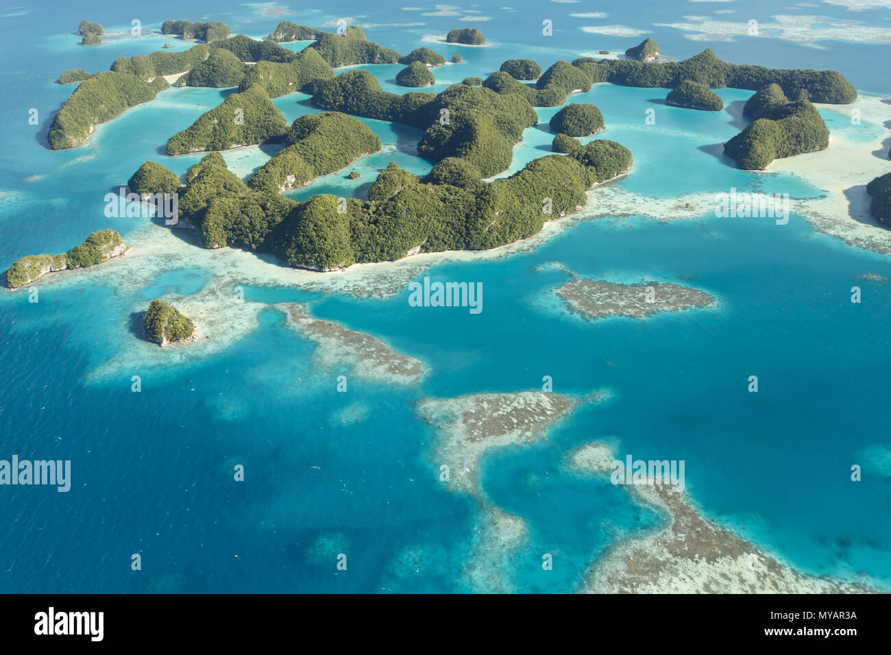 Luftaufnahme von Korallenriffen, coral Atolle und Inseln umgeben vom türkisblauen Wasser des Südpazifik Stockfoto