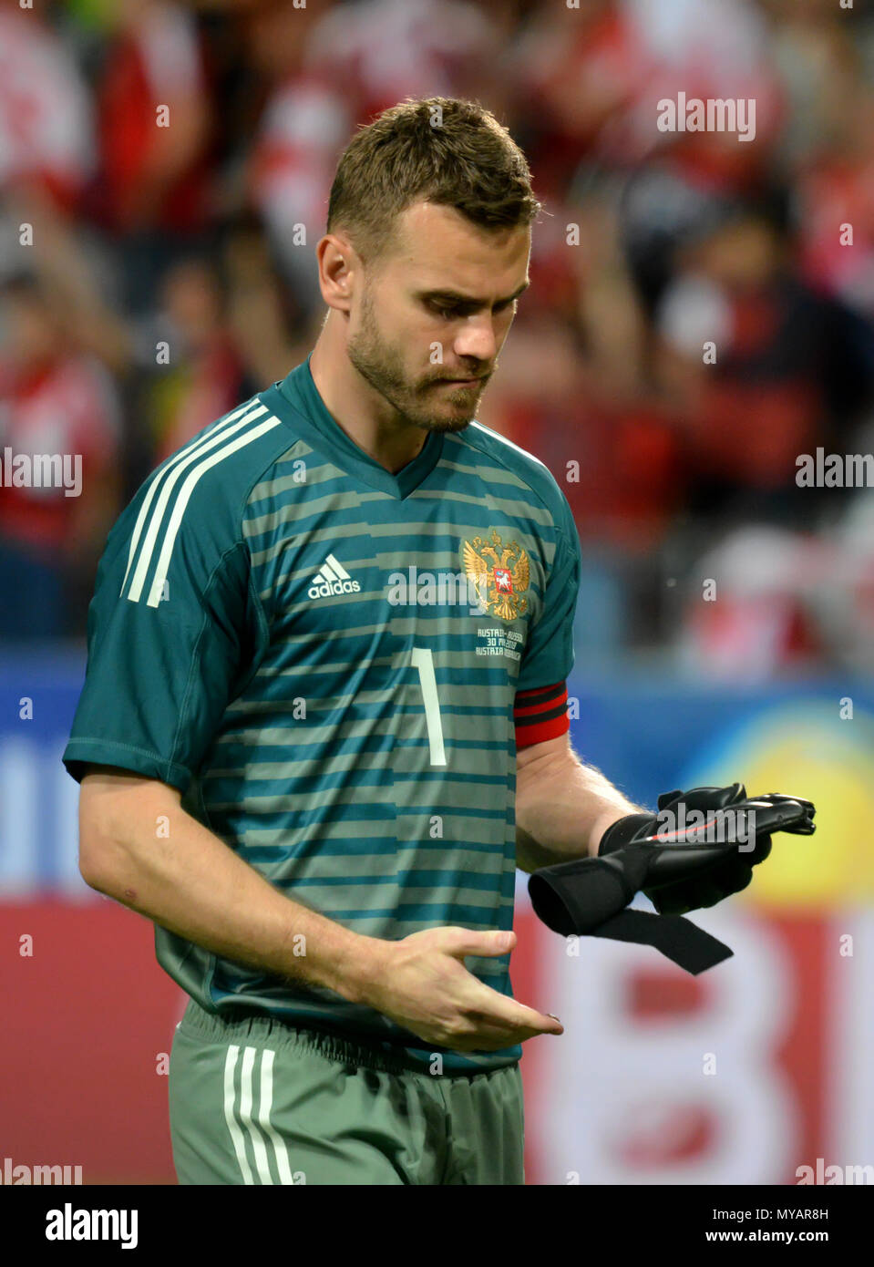 Innsbruck, Österreich - 30. Mai 2018. Russische Torhüter Igor Akinfeev, die seine Handschuhe nach internationalen freundlich Österreich vs Russland. Stockfoto