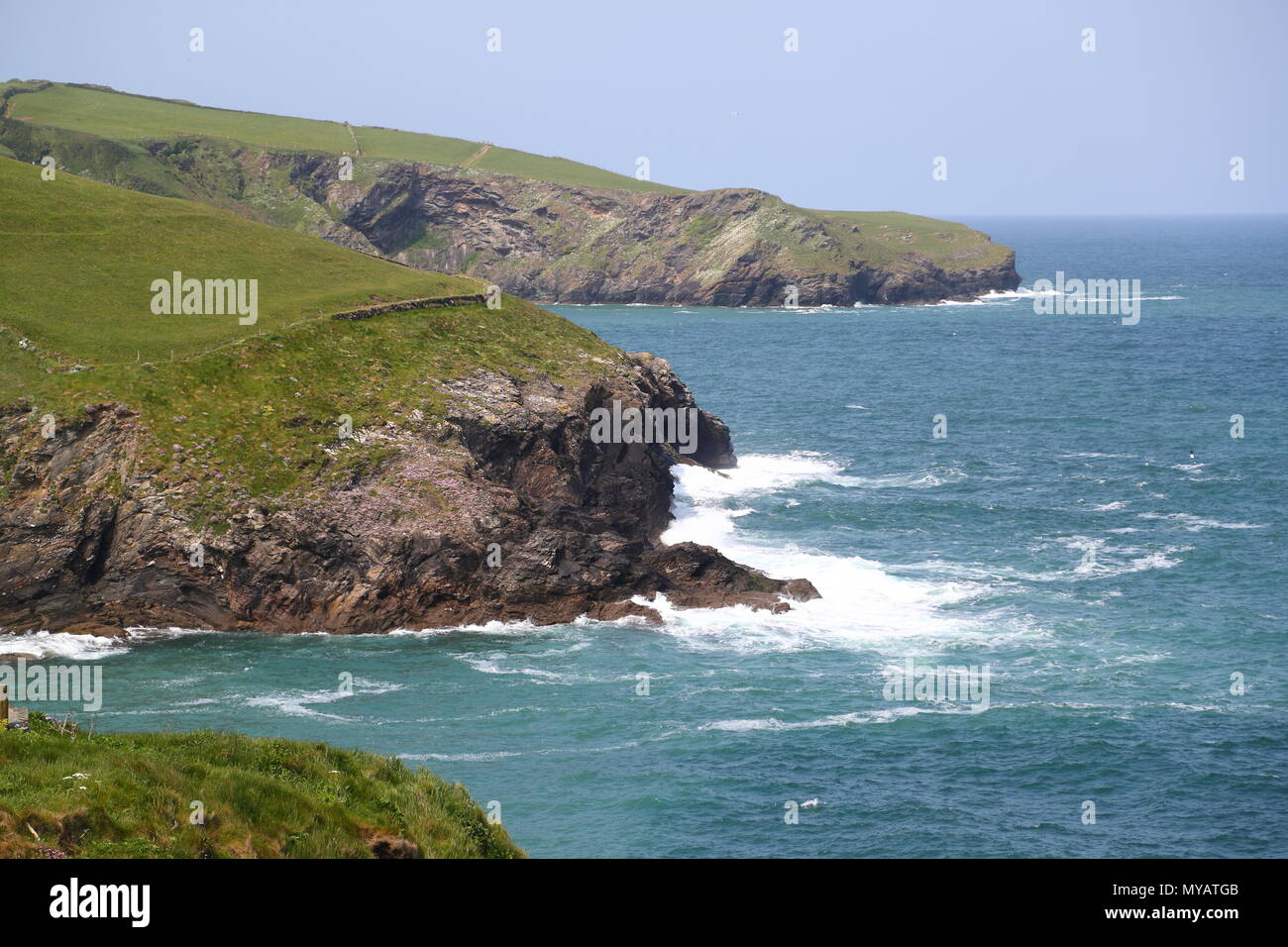 Die raue Küste in der Nähe von Tintagel, Cornwall, UKspace Für kopieren, kopieren Sie Raum, Copyspace Stockfoto