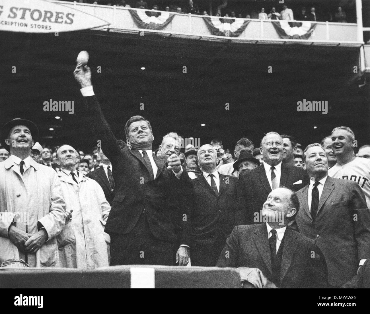John F. Kennedy bei einem Baseballspiel im April 1962 - Tag der Eröffnung, die Baseball Saison 1962, 2:00 Uhr. Stockfoto