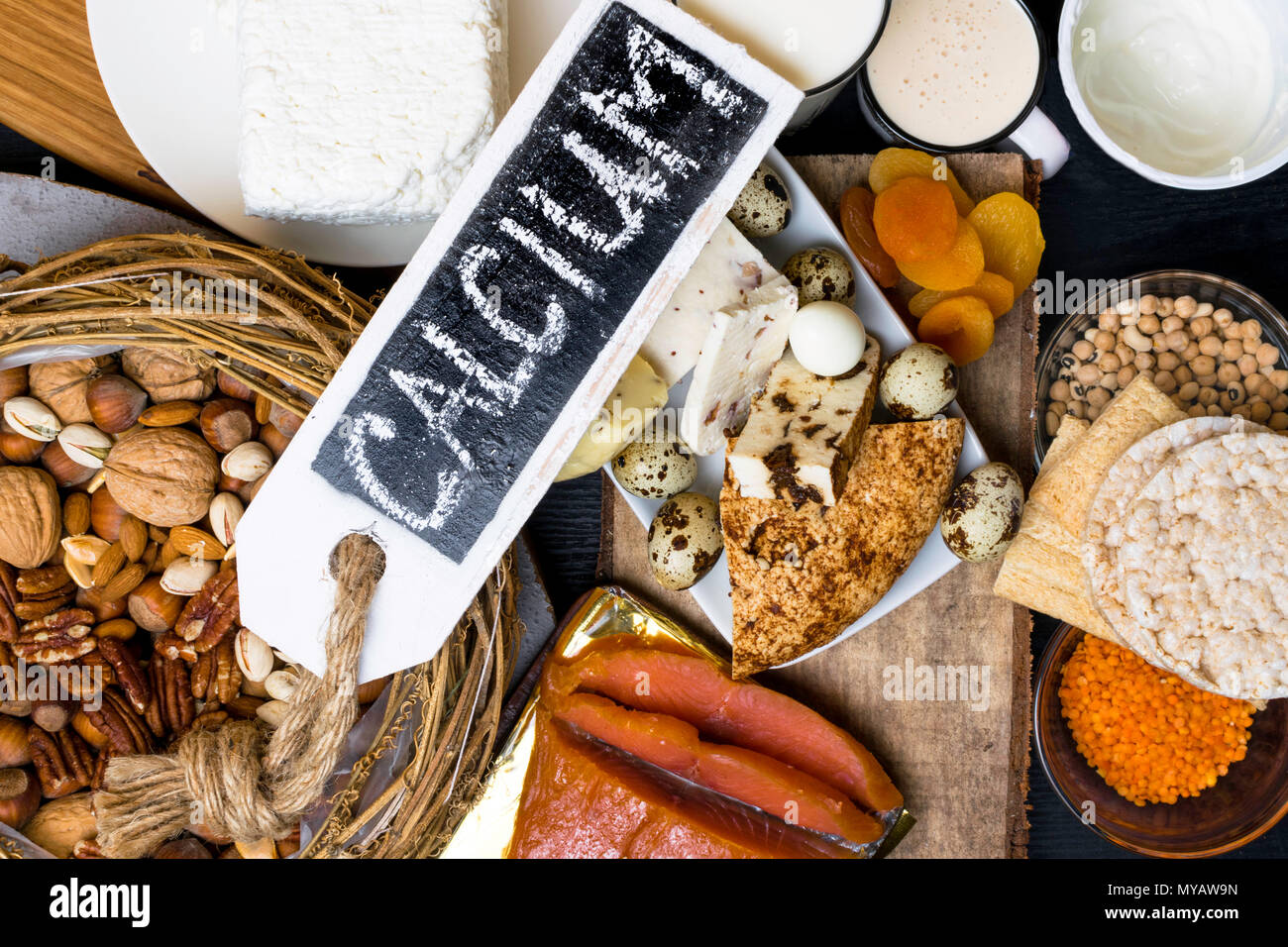 Lebensmittel, die reich an Calcium wie Nüsse, Kekse, Milch, Erbsen, Linsen, Bohnen, Quark, Joghurt, Buttermilch, getrocknete Aprikosen salmonHealthy Essen Stockfoto