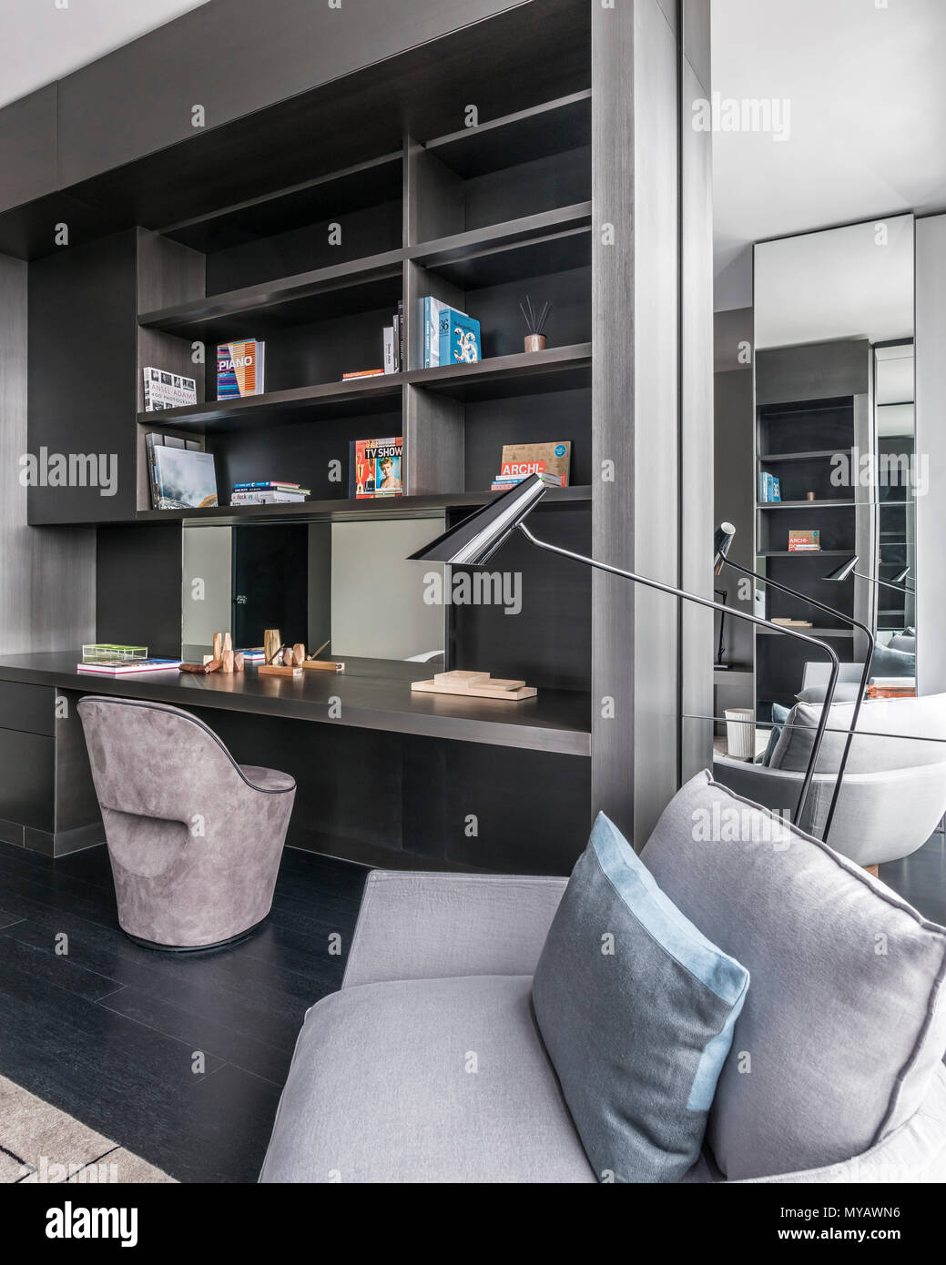 Sessel, Schreibtisch, modernes Apartment Stockfoto