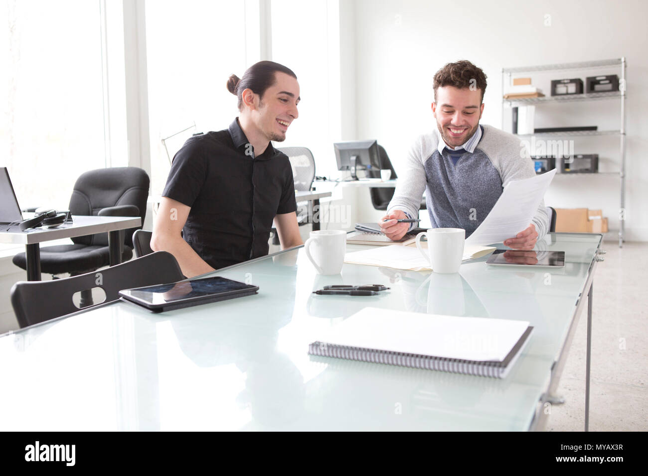 Zwei junge Unternehmer am Konferenztisch die Arbeit in einem Büro Stockfoto