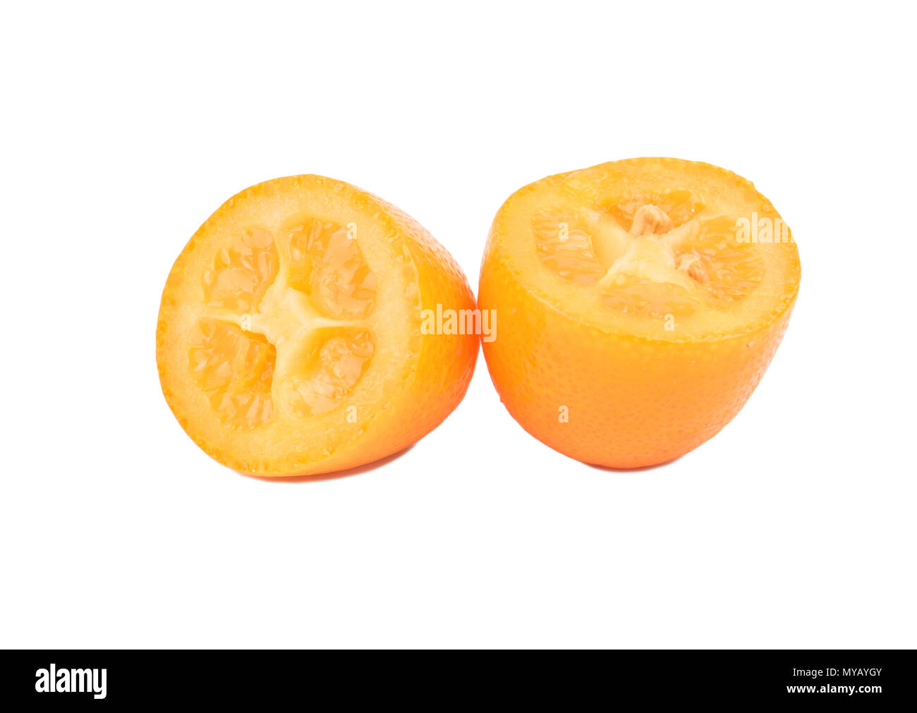 Die beiden Hälften des saftige reife Früchte kumquat auf weißem Hintergrund Stockfoto