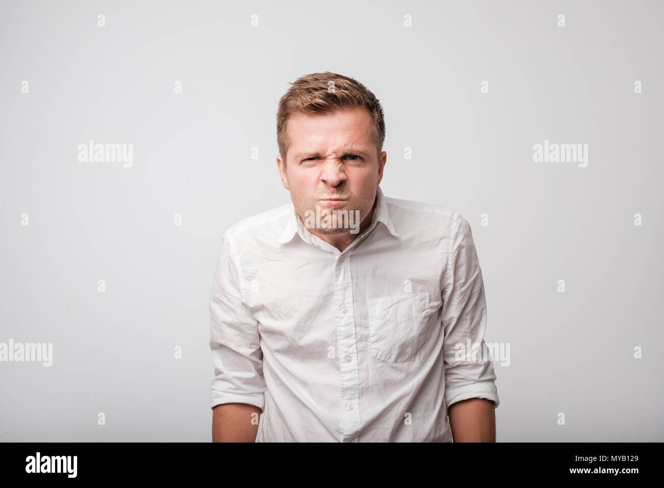 Porträt des jungen böse Mann Stockfoto