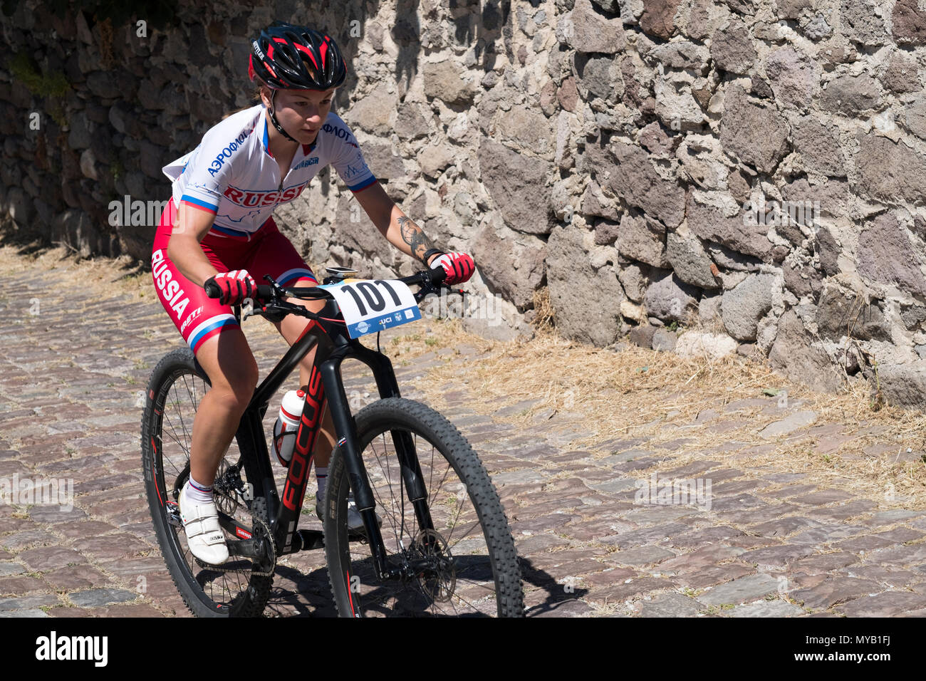 Russische weibliche Radfahrer konkurriert in einem internationalen Mountainbike Rennen in der griechischen Dorf Molyvos auf der Insel Lesbos Stockfoto